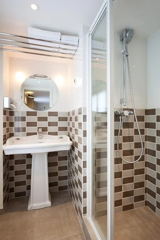***  Hotel Des 3 Poussins Paris France