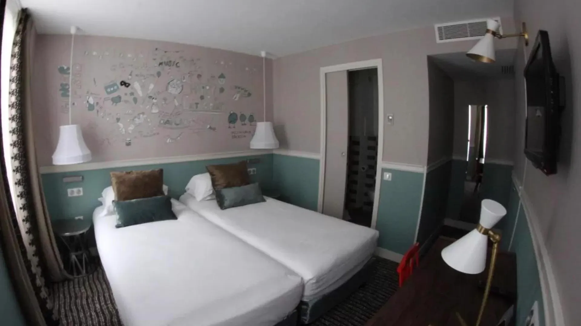 Hotel Des 3 Poussins Paris 3*,