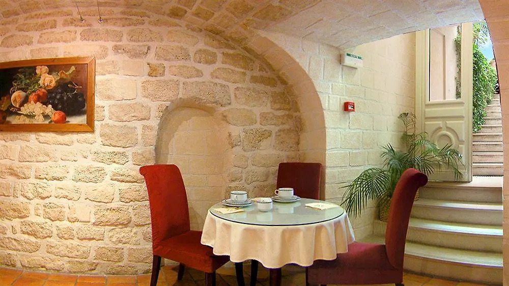 Hotel Des 3 Poussins Paris 3*,